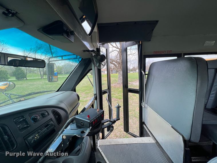 image for item KG9867 2005 Ford E450  school bus