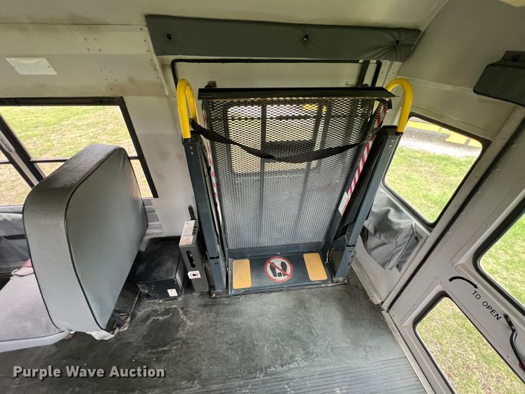 image for item KG9867 2005 Ford E450  school bus