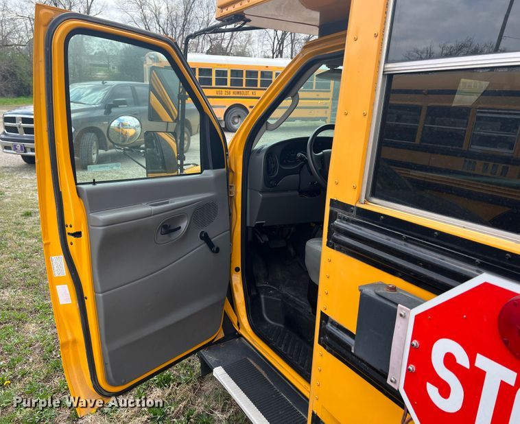 image for item KG9868 2007 Ford E450  school bus