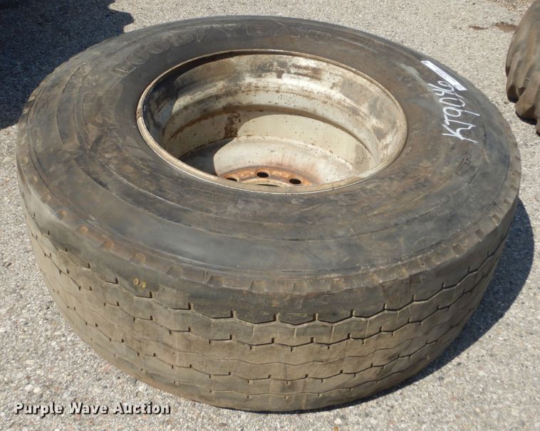 image for item KT9046 425/65R22.5 tire and wheel