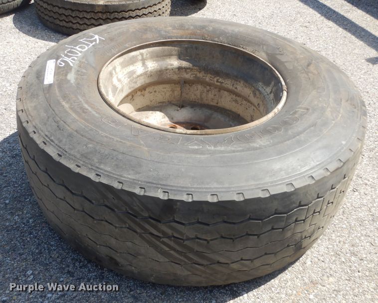 image for item KT9046 425/65R22.5 tire and wheel