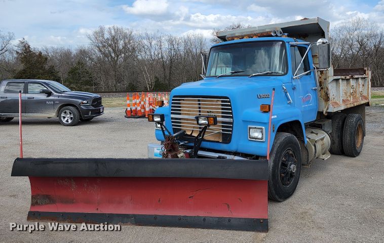image for item KT9733 1988 Ford L9000  dump truck