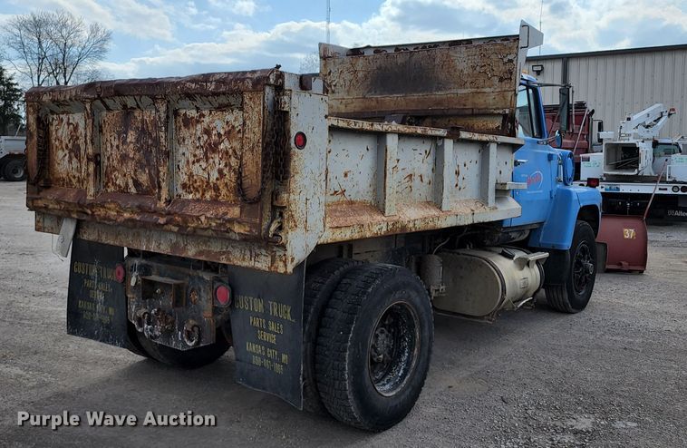image for item KT9733 1988 Ford L9000  dump truck