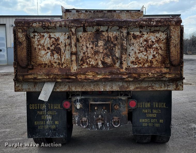 image for item KT9733 1988 Ford L9000  dump truck