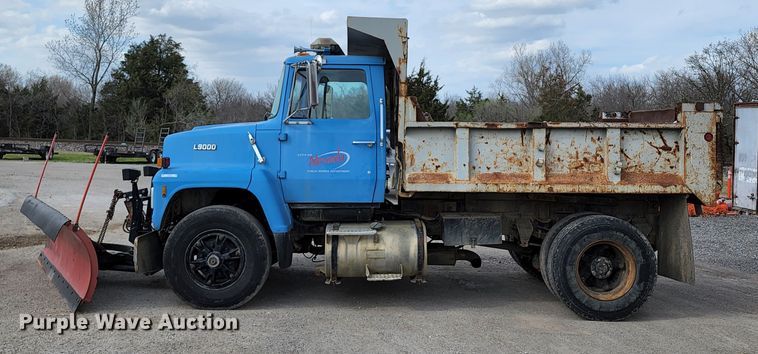 image for item KT9733 1988 Ford L9000  dump truck