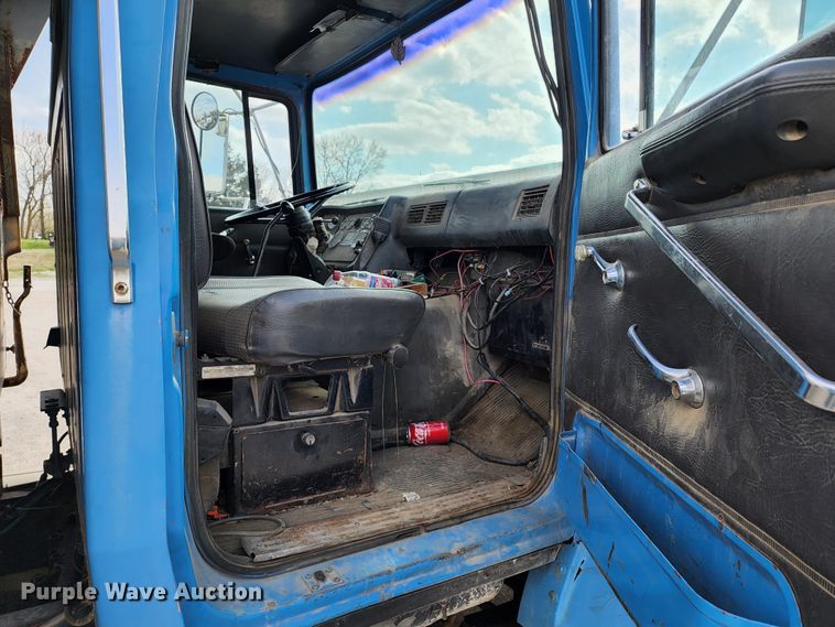 image for item KT9733 1988 Ford L9000  dump truck