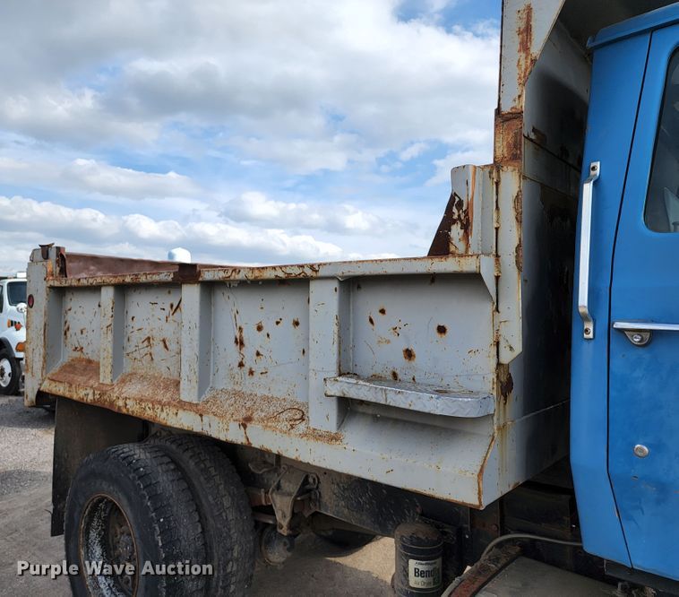 image for item KT9733 1988 Ford L9000  dump truck