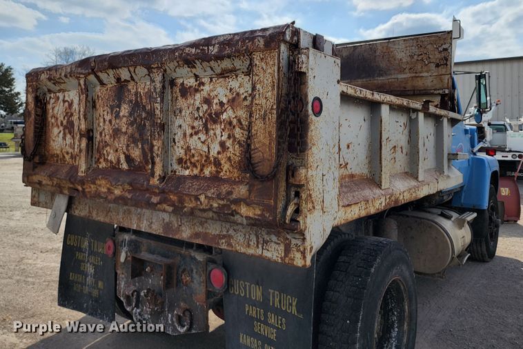 image for item KT9733 1988 Ford L9000  dump truck