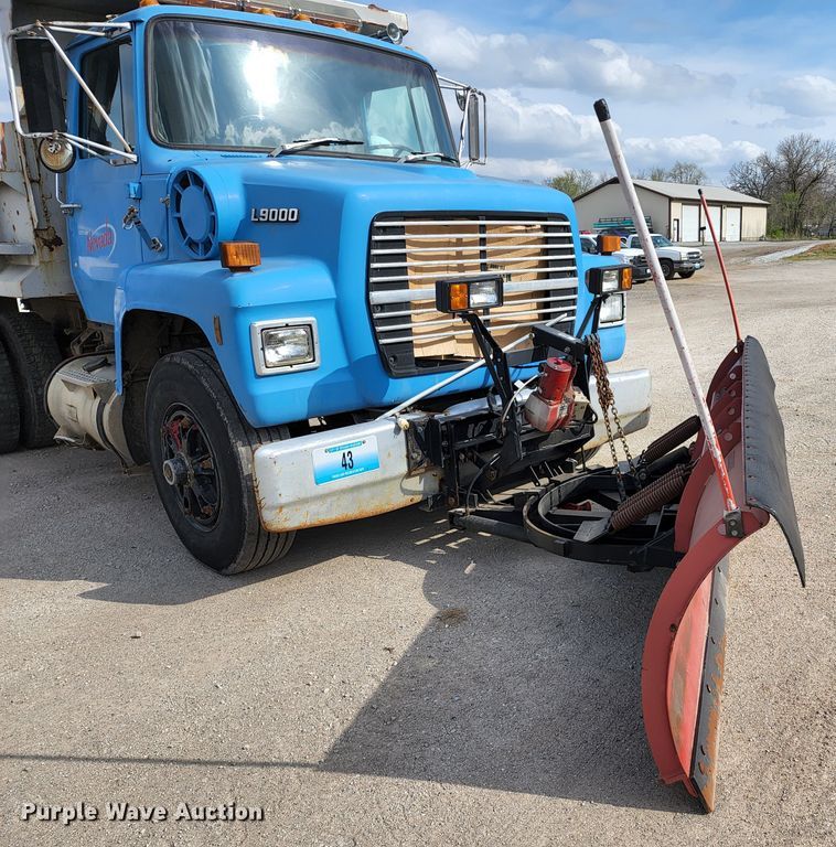 image for item KT9733 1988 Ford L9000  dump truck