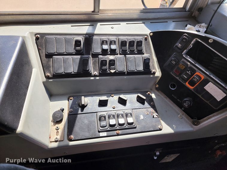 image for item KT9853 2003 International 3800  school bus