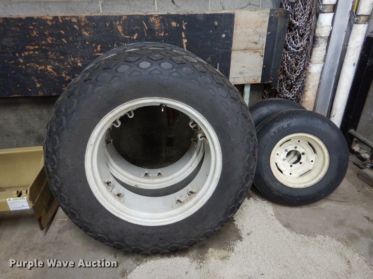 image for item LJ9981 Ford 3930  tractor