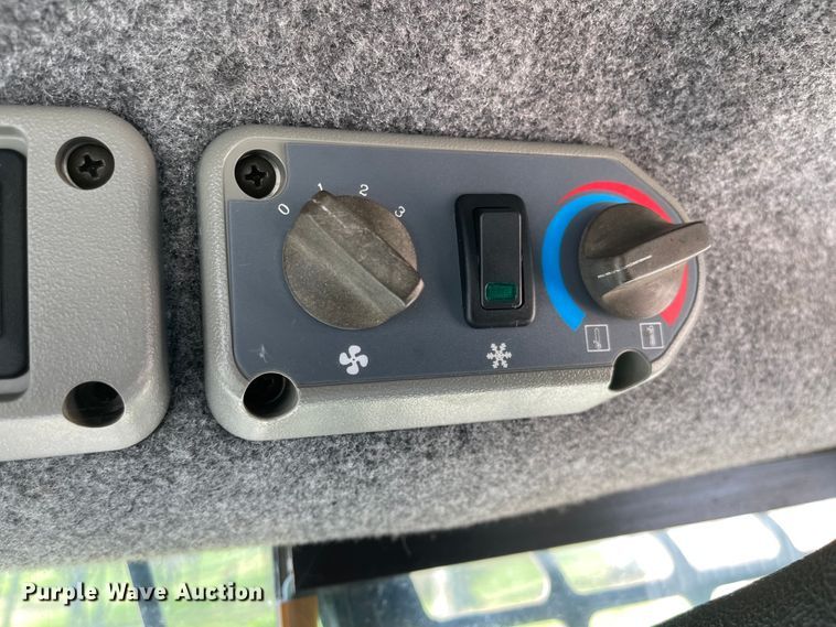 image for item MJ9618 2008 Bobcat S250  skid steer loader