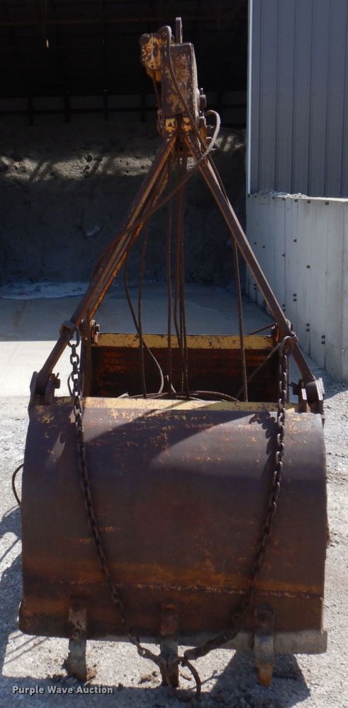 image for item MU9557 40" W clamshell bucket