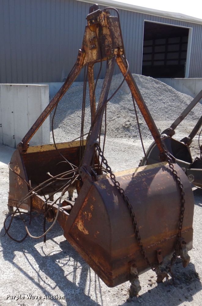 image for item MU9557 40" W clamshell bucket