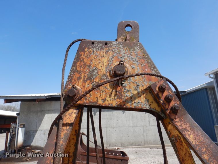 image for item MU9557 40" W clamshell bucket