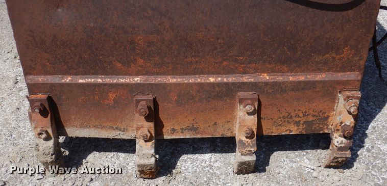 image for item MU9557 40" W clamshell bucket