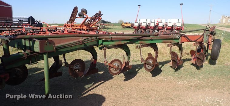 image for item DI1905 Oliver 588  six bottom plow