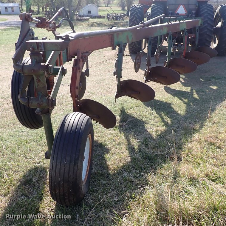 image for item DI1905 Oliver 588  six bottom plow