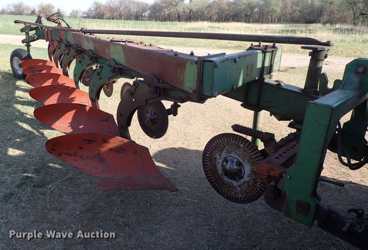 image for item DI1905 Oliver 588  six bottom plow