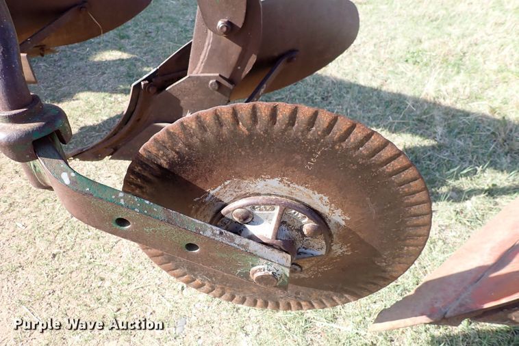 image for item DI1905 Oliver 588  six bottom plow