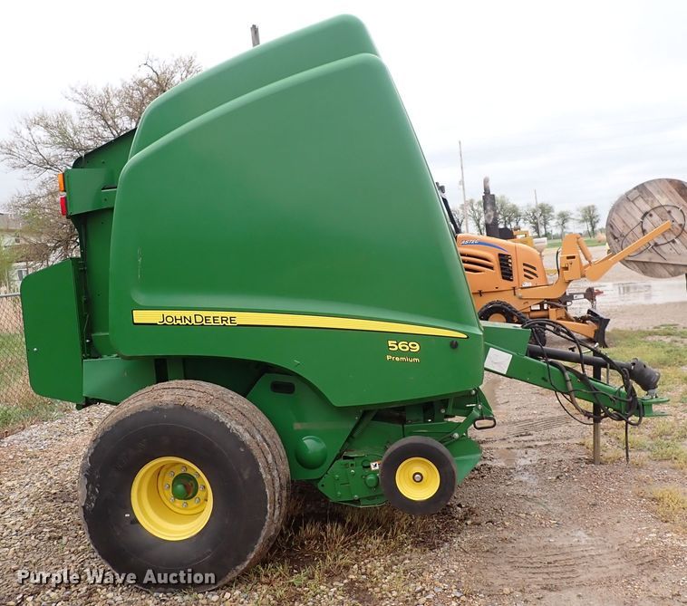 image for item DI1955 John Deere 569  round baler