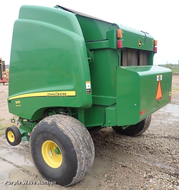 image for item DI1955 John Deere 569  round baler