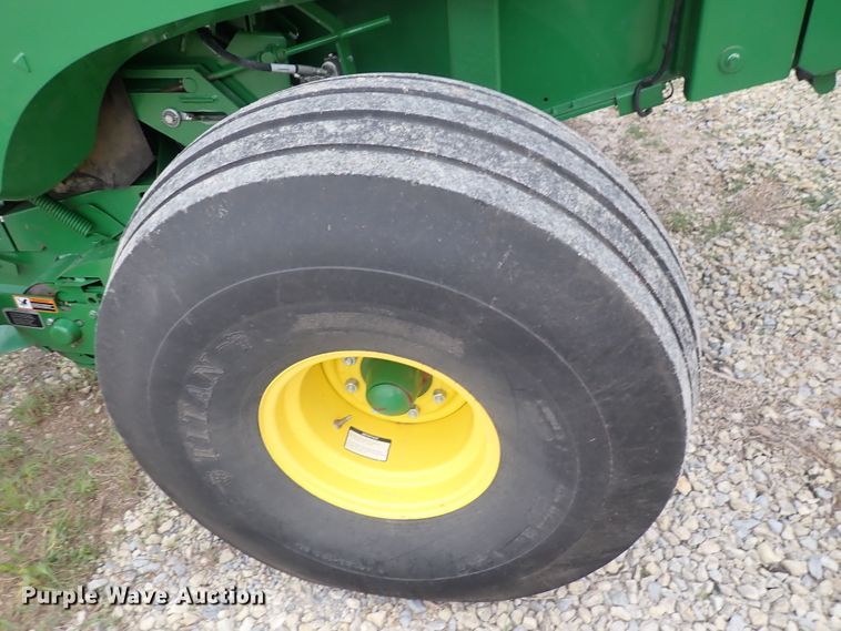 image for item DI1955 John Deere 569  round baler