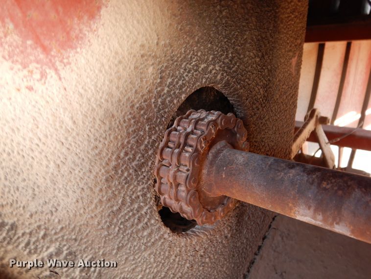 image for item DI8737 1984 Hesston 4800  large square baler