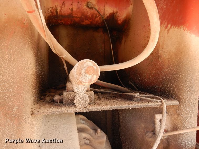 image for item DI8737 1984 Hesston 4800  large square baler