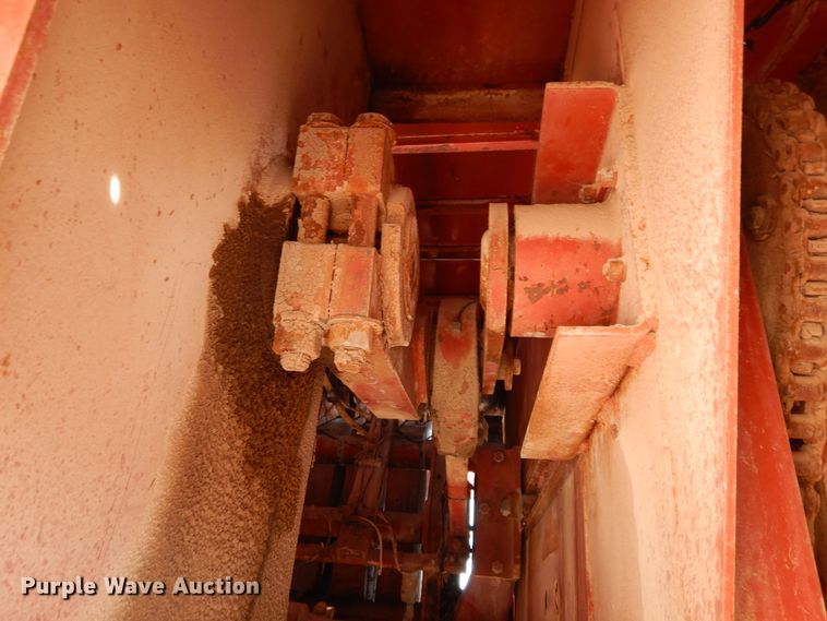 image for item DI8737 1984 Hesston 4800  large square baler