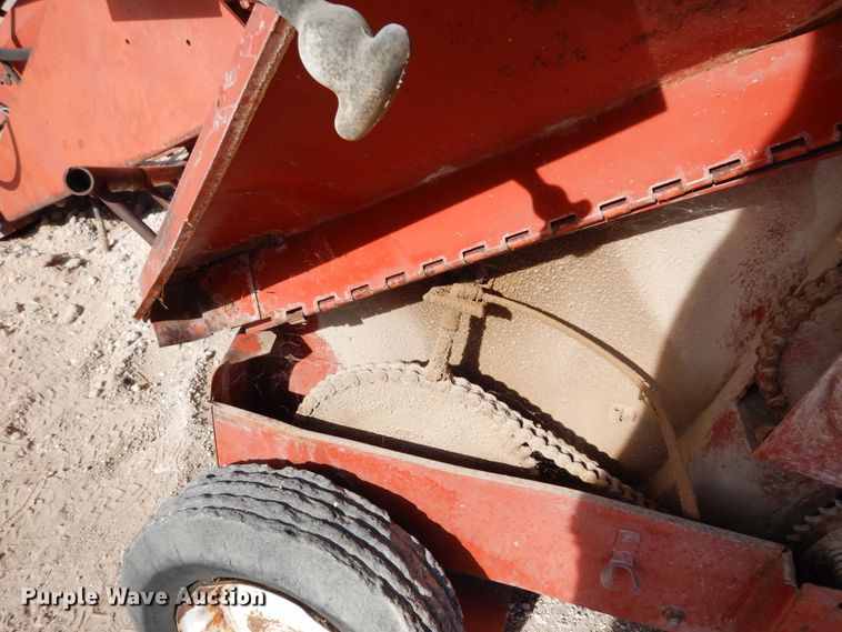 image for item DI8737 1984 Hesston 4800  large square baler