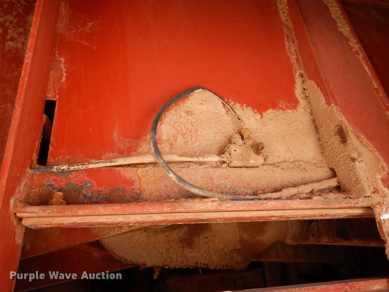 image for item DI8737 1984 Hesston 4800  large square baler