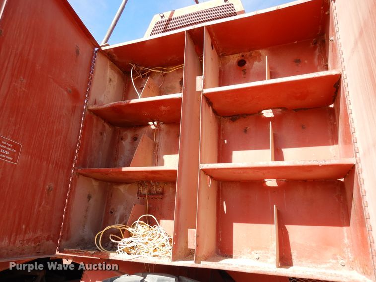 image for item DI8737 1984 Hesston 4800  large square baler