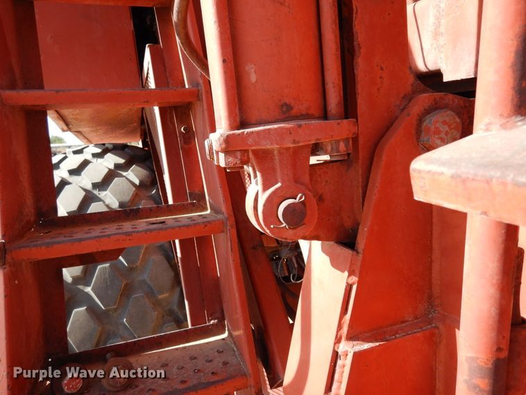 image for item DI8737 1984 Hesston 4800  large square baler