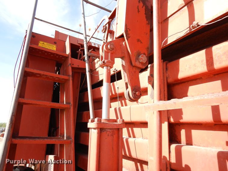 image for item DI8737 1984 Hesston 4800  large square baler