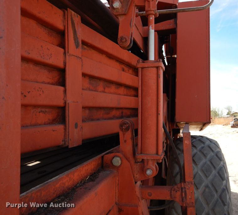 image for item DI8737 1984 Hesston 4800  large square baler