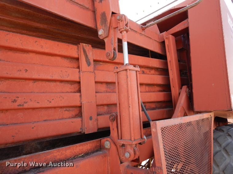 image for item DI8737 1984 Hesston 4800  large square baler