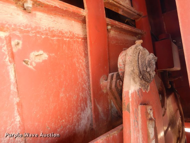 image for item DI8737 1984 Hesston 4800  large square baler