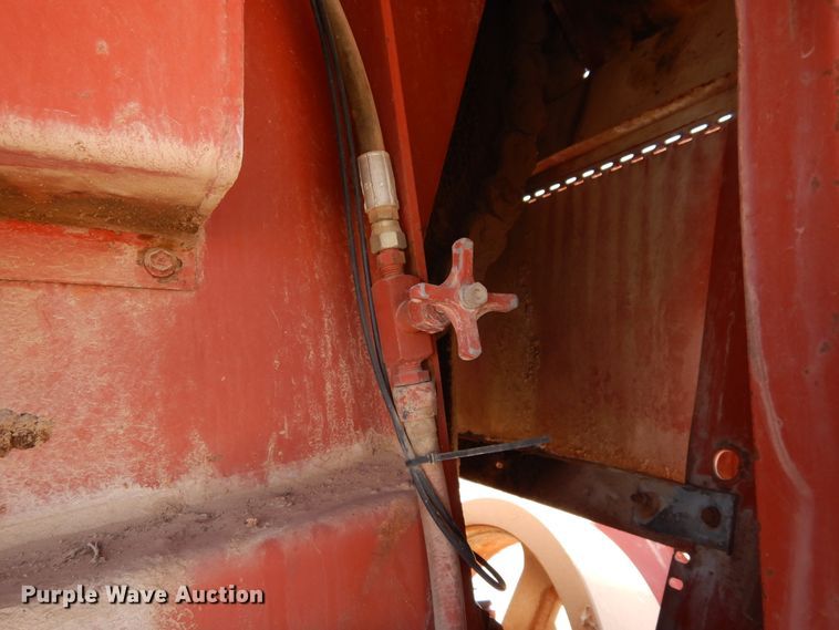 image for item DI8737 1984 Hesston 4800  large square baler