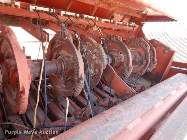 image for item DI8737 1984 Hesston 4800  large square baler