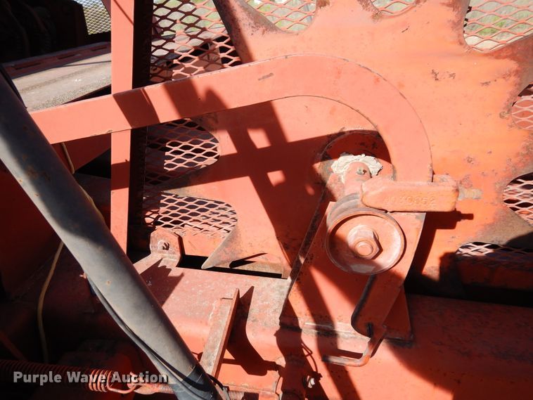 image for item DI8737 1984 Hesston 4800  large square baler