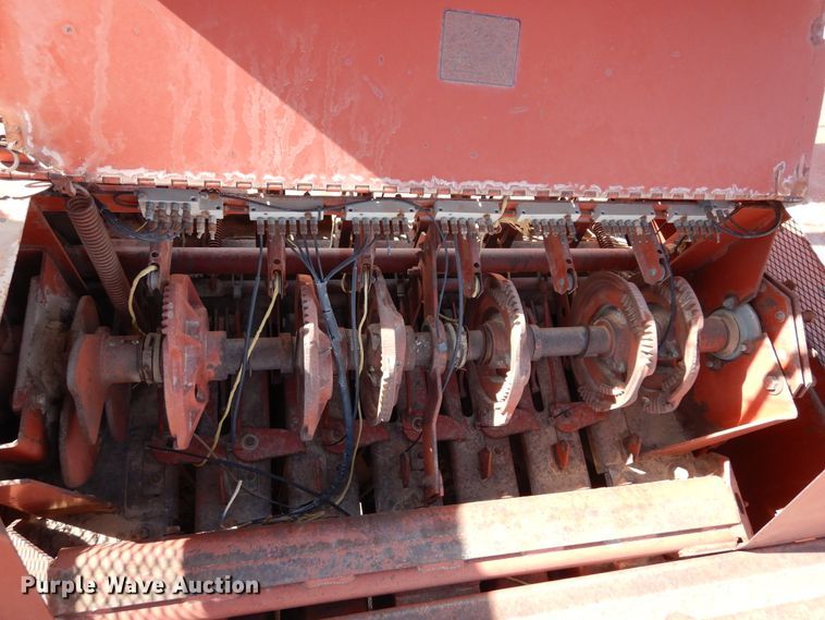 image for item DI8737 1984 Hesston 4800  large square baler