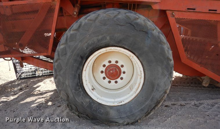 image for item DI8737 1984 Hesston 4800  large square baler