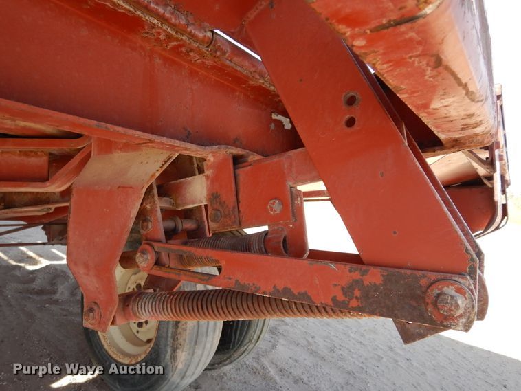 image for item DI8737 1984 Hesston 4800  large square baler