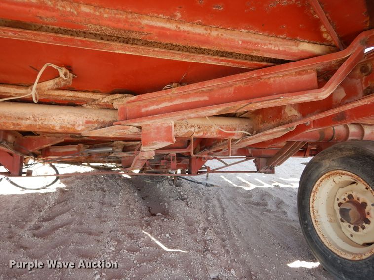 image for item DI8737 1984 Hesston 4800  large square baler