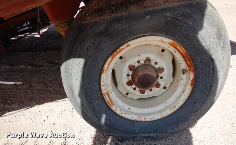 image for item DI8737 1984 Hesston 4800  large square baler