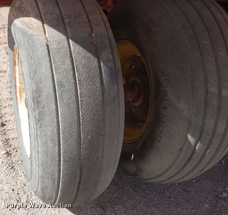 image for item DI8737 1984 Hesston 4800  large square baler