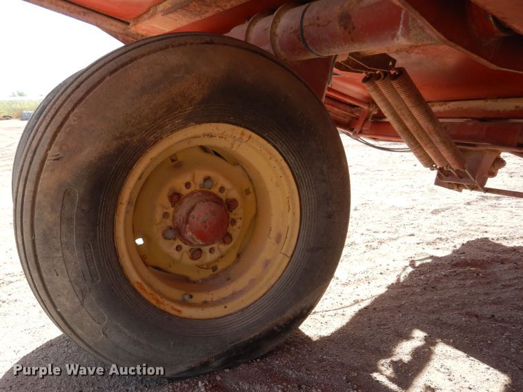 image for item DI8737 1984 Hesston 4800  large square baler