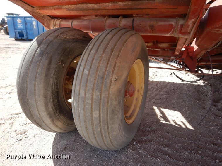 image for item DI8737 1984 Hesston 4800  large square baler