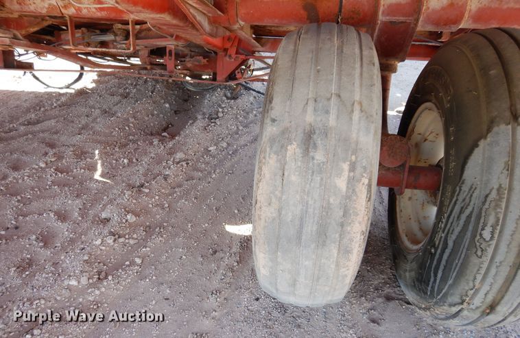 image for item DI8737 1984 Hesston 4800  large square baler